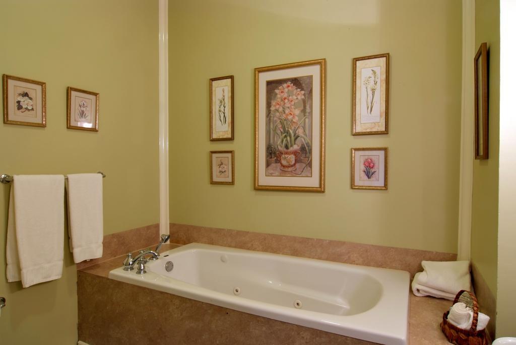 Deluxe King Room with Garden View